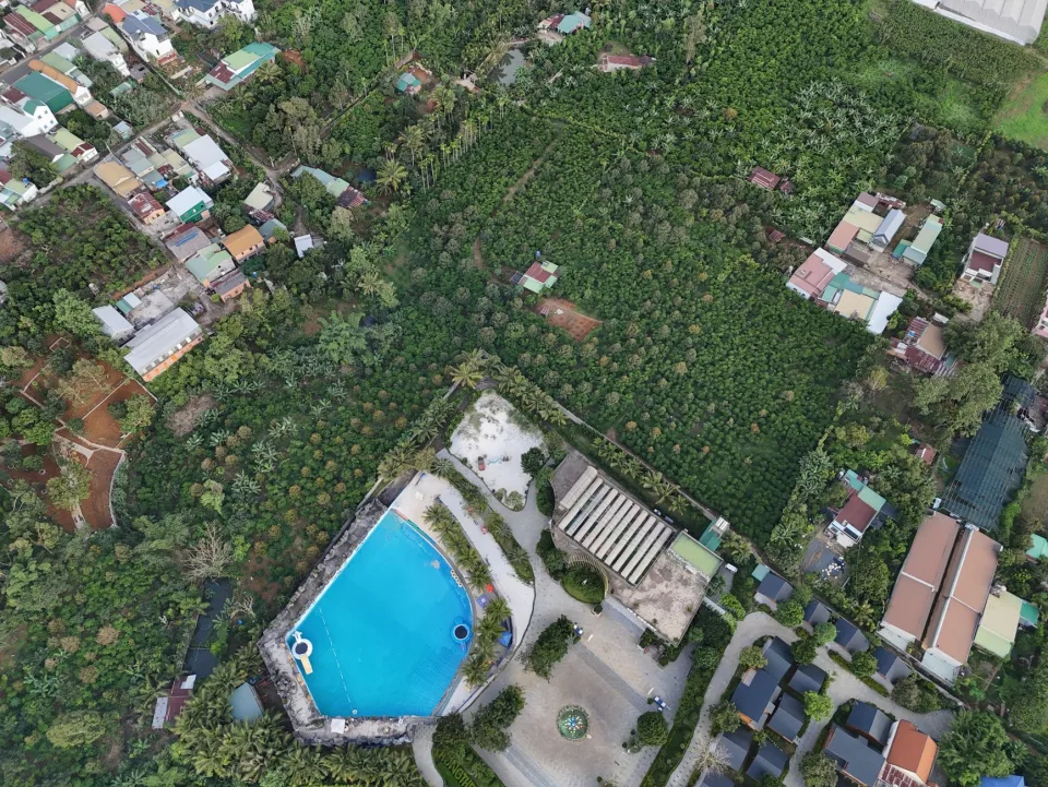 Toàn cảnh nhà và sân